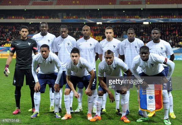 Francuska drużyna piłkarska cała czarna.