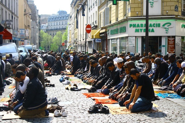 Muzułmanie modlą się na ulicach Francji.