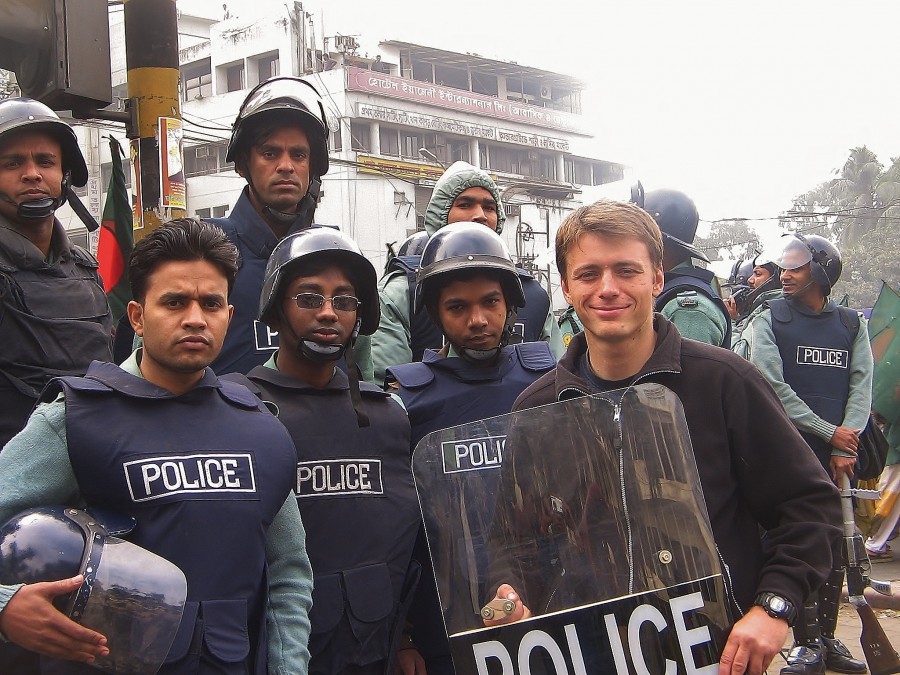 Z policjantami w Dhaka. Bangladesz.