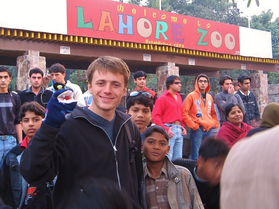 Zrobiłem strajk przed zoo w Lahore gdyż nie zgadzałem się z ceną Białego człowieka. Po chwili pojawiły się tłumy i wpuścili mnie za darmo aby nie doprowadzić do rozruchów. Byłem blisko do zrobienia katolickiej rewolucji w Pakistanie. Może następnym razem.