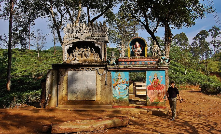 W drodze ze Szczytu Adama, przed świątynią hinusistyczną (Kovil). Sri Lanka.