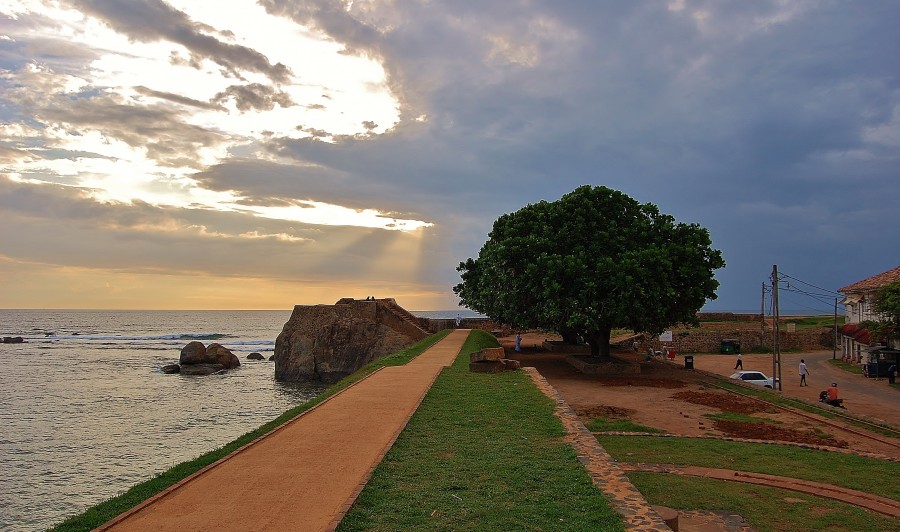 Zachód słońca na terenie fortu Galle. Sri Lanka.