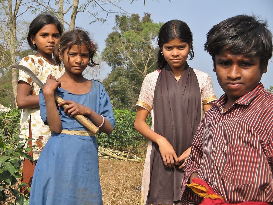 Dzieci ze wsi Srimangal, pełnego pól herbacianych i drzew cytrynowych. Bangladesz.