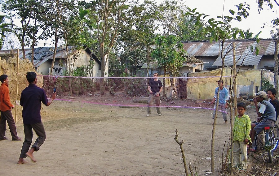 W Bangladeszu świetnie grają w badmintona. Rozegrałem zacięty mecz w Srimangal. W setach było: Polska : 3 - Bangladesz : 2.