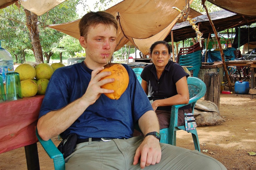 Chwila zadumy z kokosem w ręku. Polonnaruwa. Sri Lanka.