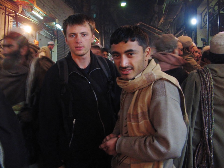 Z moim przewodnikiem po mieście Peszawar w Pakistanie. Zdjęcie akcji nocą.
