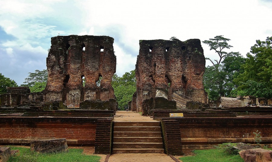 Ruiny Pałacu Królewskiego w Polonnaruwa, będące także ruiną dawnej świetności antycznego państwa sinhaleskiego. Sri Lanka.