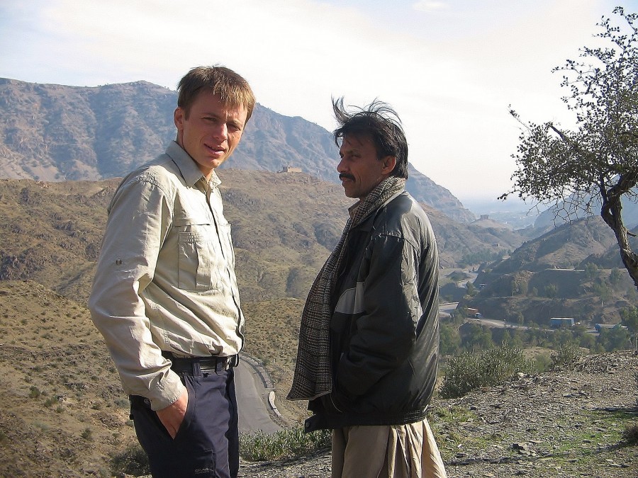 Chej, ja nic nie wiem. Ja jestem tylko turystą!!! Na przejściu granicznym pomiędzy Pakistanem a Afganistanem. W tle góry Afganistanu.