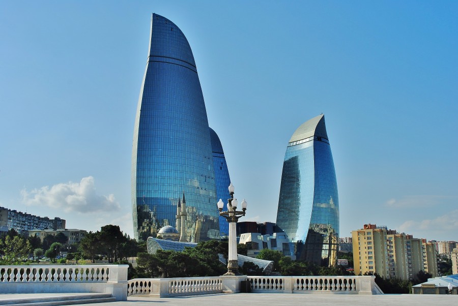 Płomienne Wieże, czyli wysokie, szklane wieżowce mające przypominać płomienie. Obiekty te są jednymi z największych osiągnięć architektonicznych nowoczesnego Azerbejdżanu.