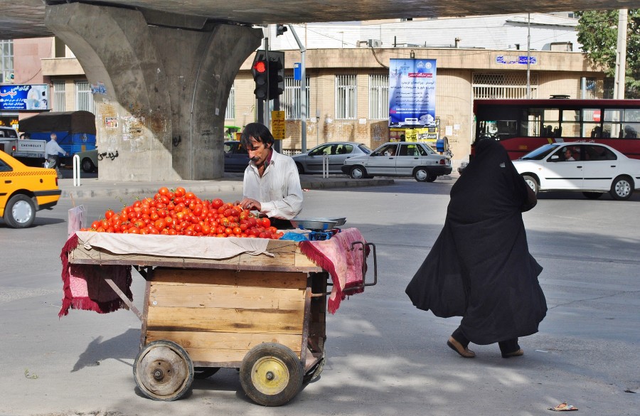 Sprzedawca pomidorów w Qazvin. Iran.