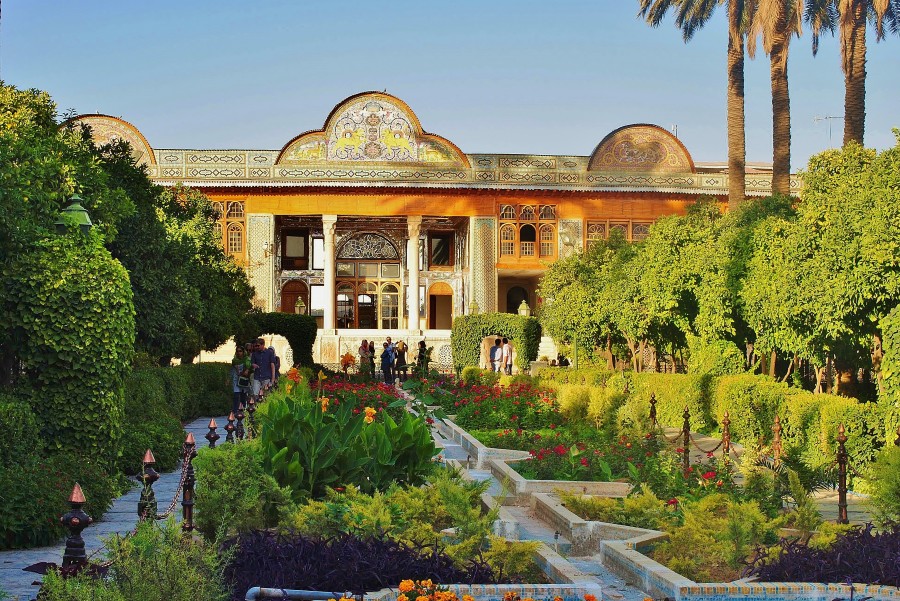 Naranjestan-e Ghavam to uroczy park w Shiraz w Iranie. Na terenie ogrodów znajduje się fontanna, palmy daktylowe i drzewa cytrynowe. Obiekt historyczny jest udekorowany w malowidła, lustra oraz perską sztukę wykonaną przez perskich mistrzów cierpliwości.