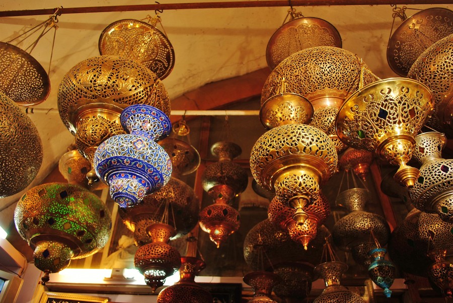 Irańskie lampy w Teheranie.