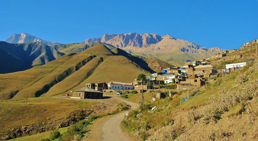 Wieś Xinaliq to według mnie wyjątkowe miejsce. Jest ono zbudowane z kamieni i położone wśród zielonych pastwisk i gór Kaukazu. Xinaliq zostało zbudowane około 5000 lat temu.
