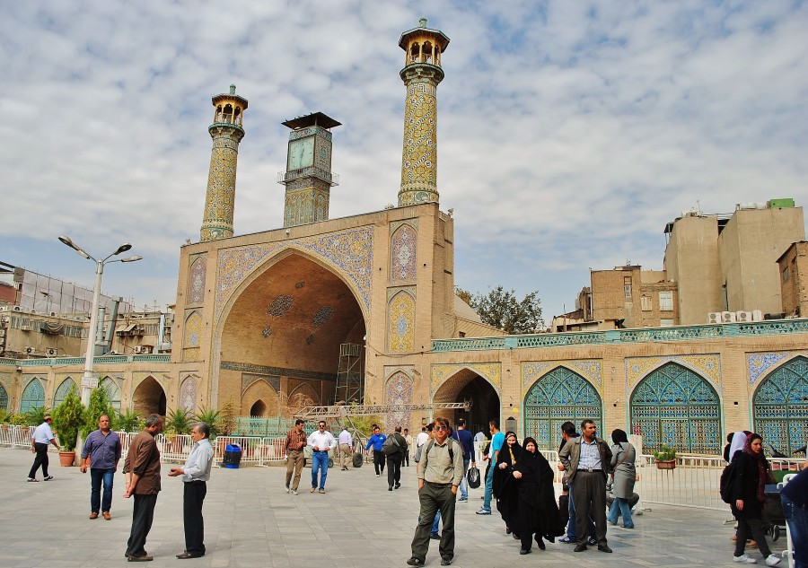 W okolicach tradycyjnego perskiego bazaru w Teheranie. Iran.