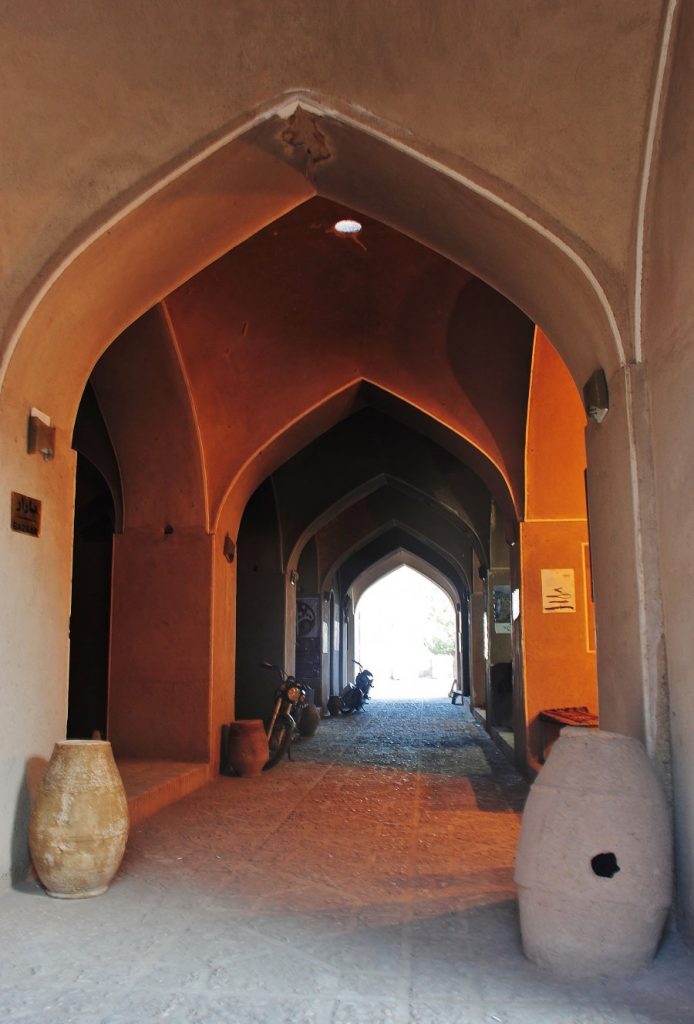Tunel w Rayen, z charakterystycznymi dla perskiej architektury łukami. Miejsce tego typu jest zawsze centrum handlu.