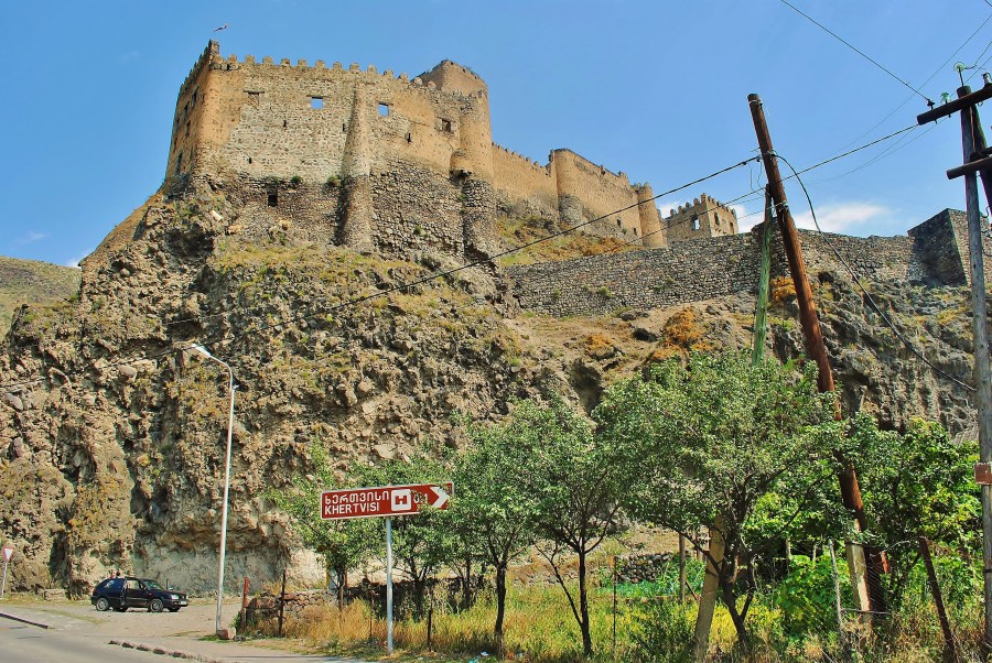 Fortecy Khertvisi, która piękne dominuje górski krajobraz. Gruzja jest pełna wspaniałych zamków, fortec i starych kościołów w górach.