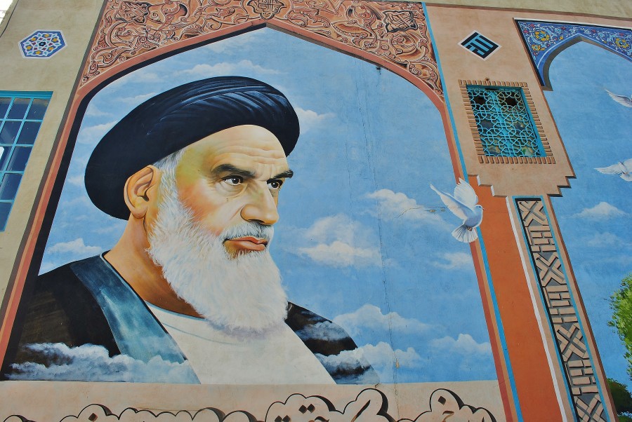 Założyciel Islamskiej Republiki Iranu Ajatollah Chomeini. W Iranie znajduje się dużo plakatów oraz fresków na ścianach upamiętniających tego przywódcę.