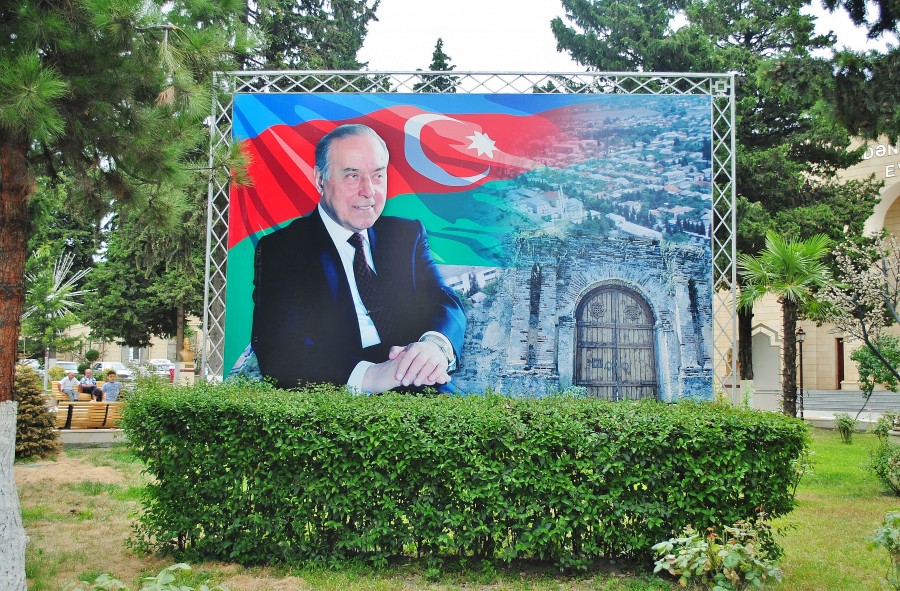 Heydar Aliyev - komunistyczny prezydent Azerbejdżanu, który przegrał wojnę z Armenią i doprowadził do biedy Azerów. Mimo to jednak do dziś w Azerbejdżanie kult jednostki.