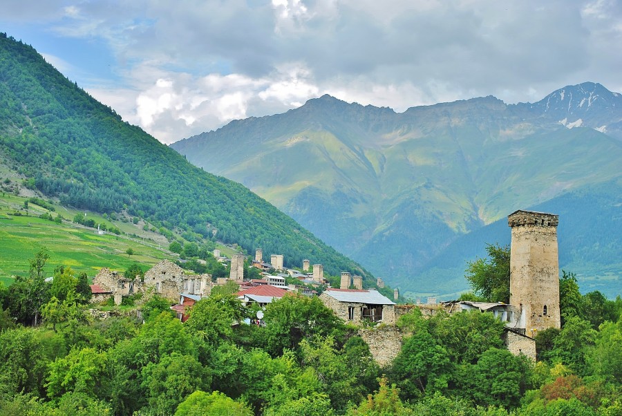 Wieś Mestia, oraz malowniczy górski krajobraz Gruzji.