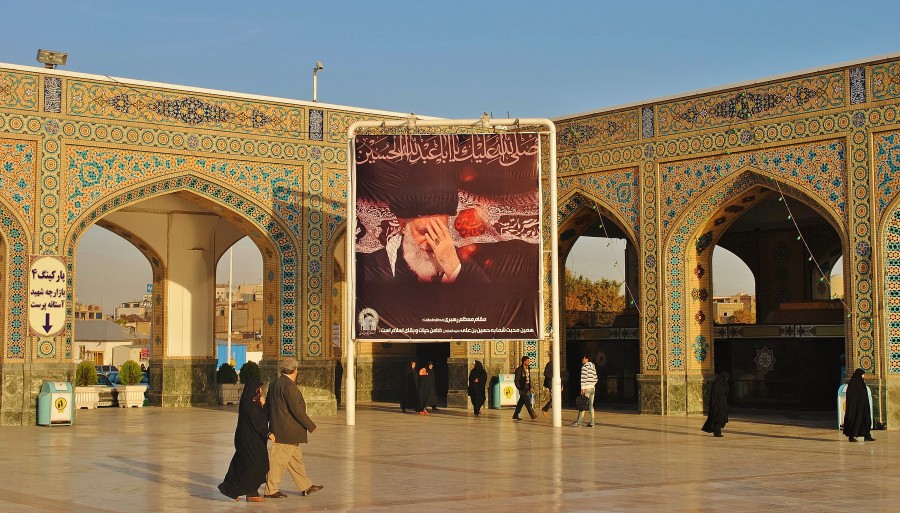 Ali Khamenei - jest tak dobry że aż się popłakał. Kompleks świątynny Haram w Mashhad, w Iranie.