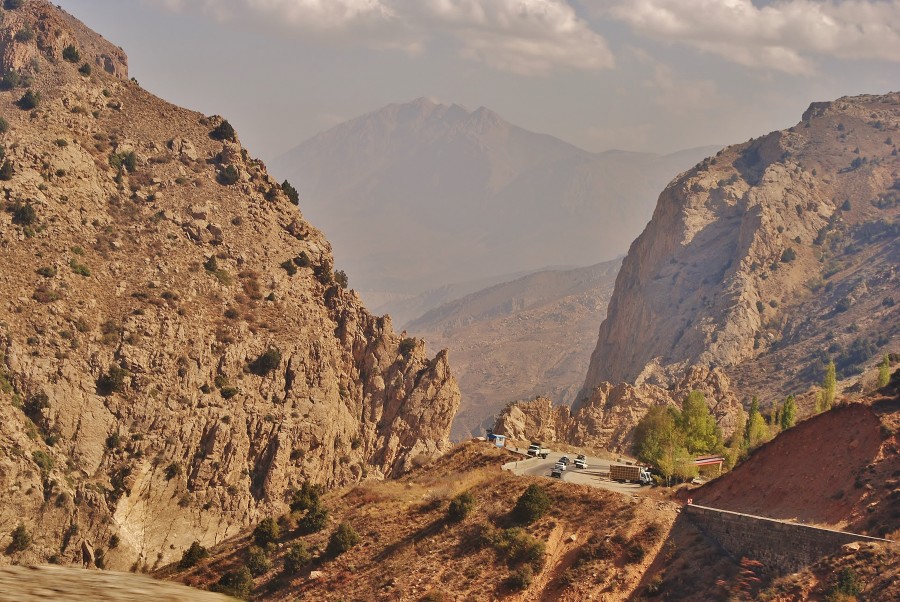 Górzysta panorama Iranu.