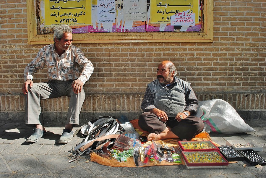 Ulicznni sprzedawcy w pustynnym mieście Yazd, w Iranie.