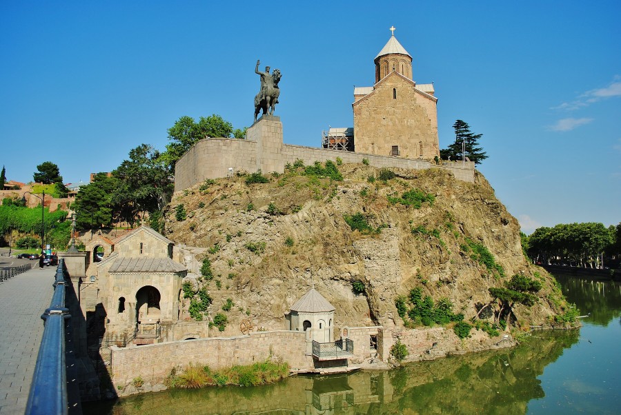 Kościół Metekhi na klifie z pomnikiem króla Vakhtang Gorgasali na koniu. Tbilisi, Gruzja.