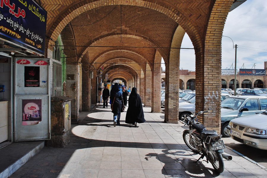 Spacer po tradycyjnym perskim bazarze w Kerman, w Iranie.