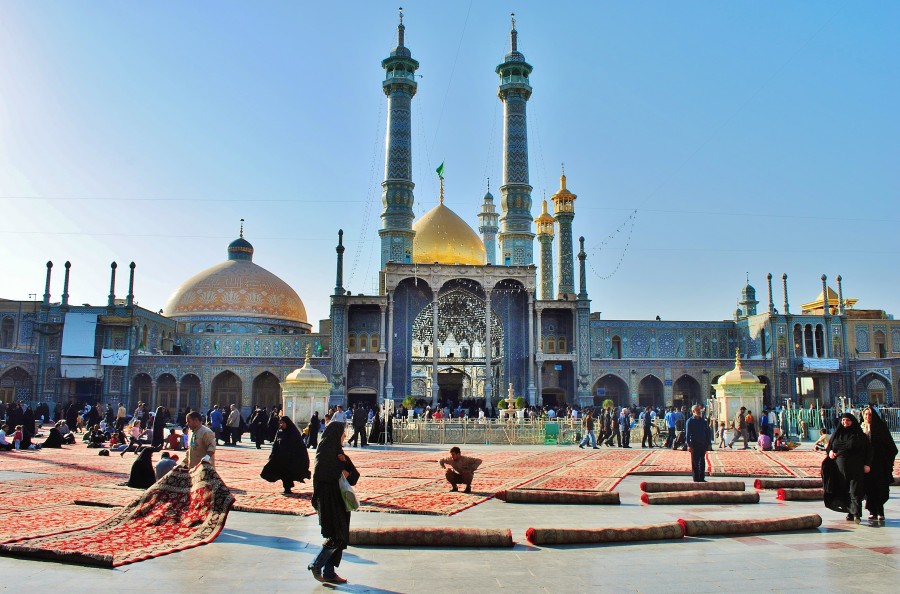Qom jest drugim najświętszym miastem po Mashhad gdzie swoją siedzibę mają muzułmańscy klerycy władający Iranem. Jest to jedno z najbardziej konserwatywnych miast w Iranie oraz cel wielu pielgrzymek muzułmanów do kompleksu świątynnego Hazrat-e Masumeh.