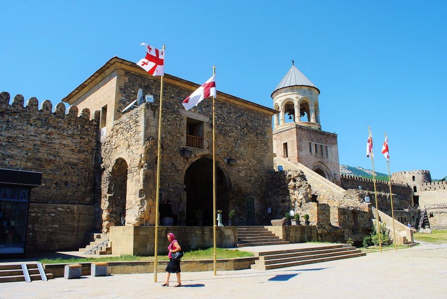 Mtskheta - była stolica Gruzji gdzie znajduje się kilka efektownych kościołów. Mtskheta jest ważne dla gruzińskiej tożsamości narodowej i jest położona wśród malowniczej przyrody.