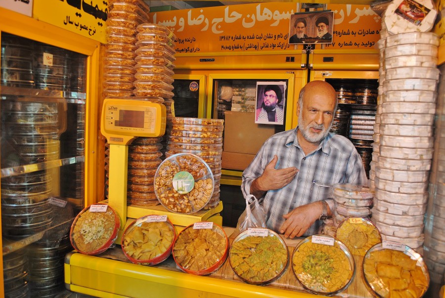 Sprzedawca perskich słodyczy w Qom, w Iranie.