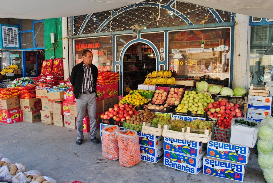 Stragan z owocami w Iranie.