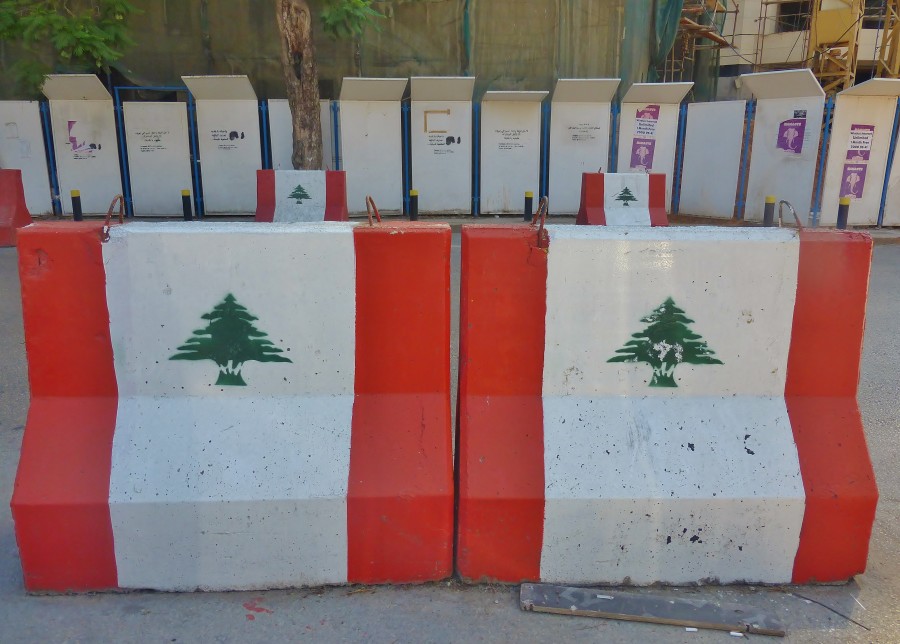 Liban; bloki betonowe na drodze w Bejrucie.