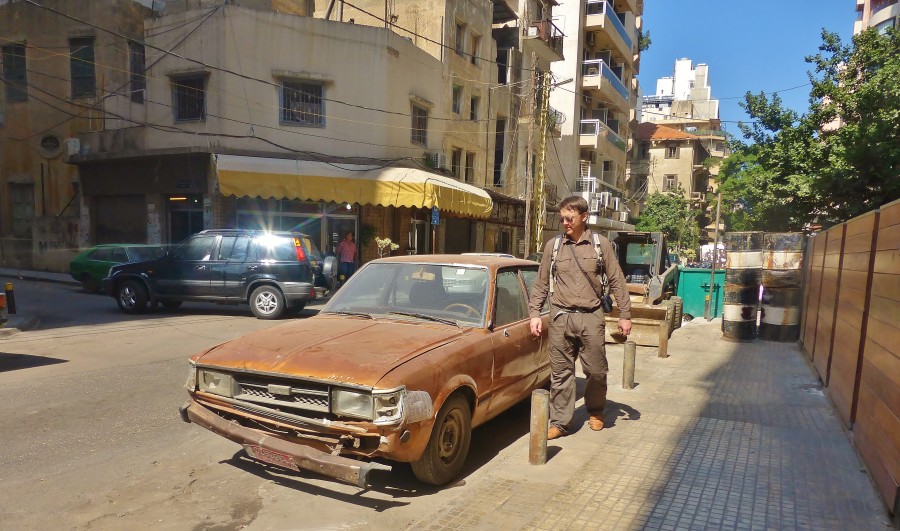 W dzielnicy Hamra ze stylowym samochodem. Liban; Bejrut.