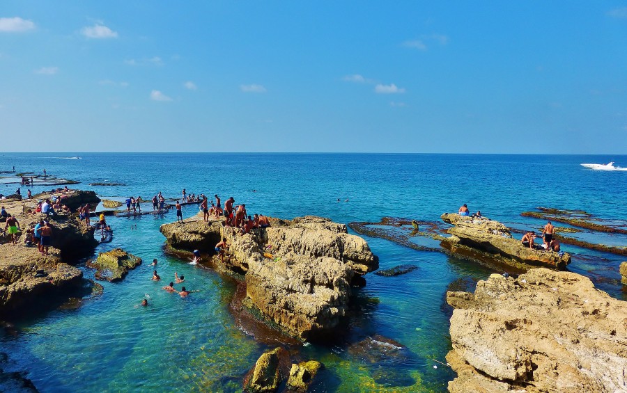 Formacje skalne i miejsce do pływania nad Morzem Śródziemnym. Jest to prawdopodobnie najprzyjemniejsze miejsce w Bejrucie. Liban.