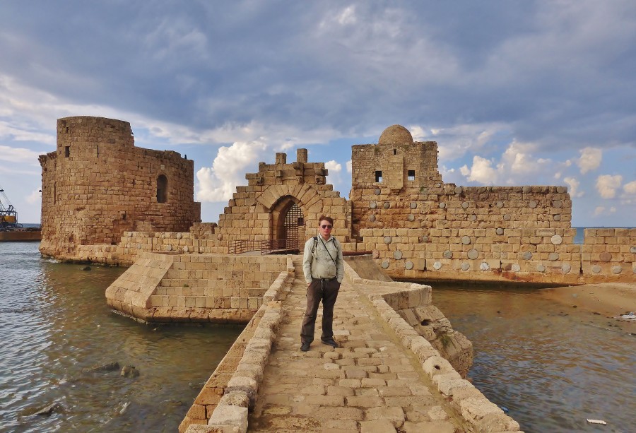 Liban; Zamek Krzyżowców w Sidon, oraz Krzyżowiec, który przetrwał do dziś.