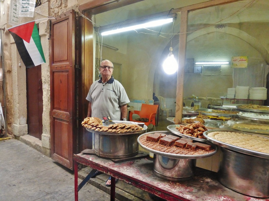 Liban; na bazarze w Sidon. Wolna Palestyna wciąż żyje w sercach wielu ludzi.