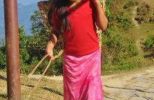 Nepal - dziewczynka nosiąca wodę pod górę.