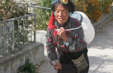 Tybet - kobieta wychodząca ze świątyni.