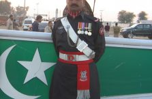 Pakistan - żółnierz na granicy.