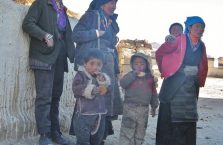 Tybet - biedna rodzina na szlaku.