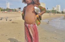 Indie - dziecko na plaży w Bombaju.