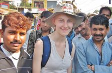 Indie - podróżniczka z Polski i uśmiechnięci Hindusi.