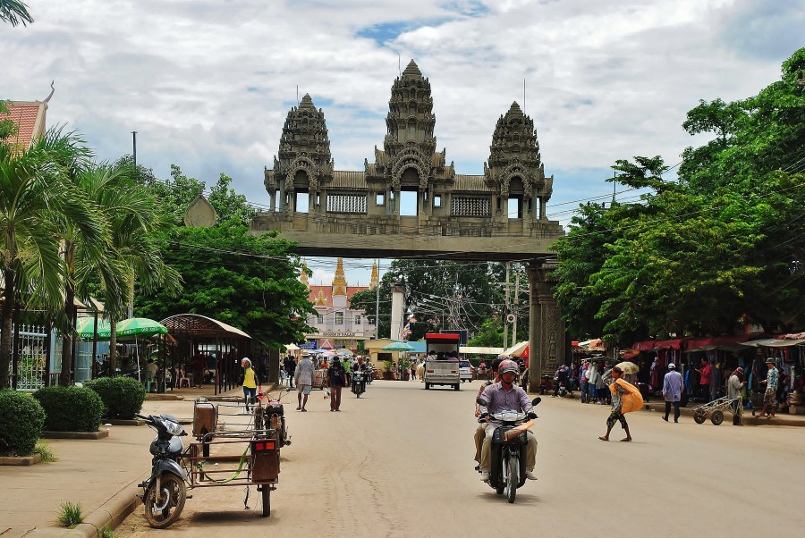 Granica w Poipet pomiędzy Laosem a Kambodżą. Jak widzimy świątynie Angkor stanowią podstawę tożsamości narodowej Kambodżan.