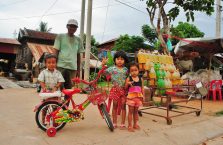 Kambodża - dzieci przy ulicy.