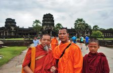 Kambodża - mnisi w Angkor Wat.