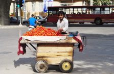Iran - sprzedawca pomidorów.