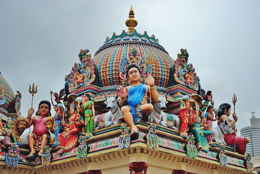 Detale na hinduistycznej świątyni Sri Mariamman w Singapurze.