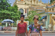 Birma - kobiety w Yangon.