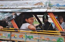 Laos - dziewczyna w autobusie.